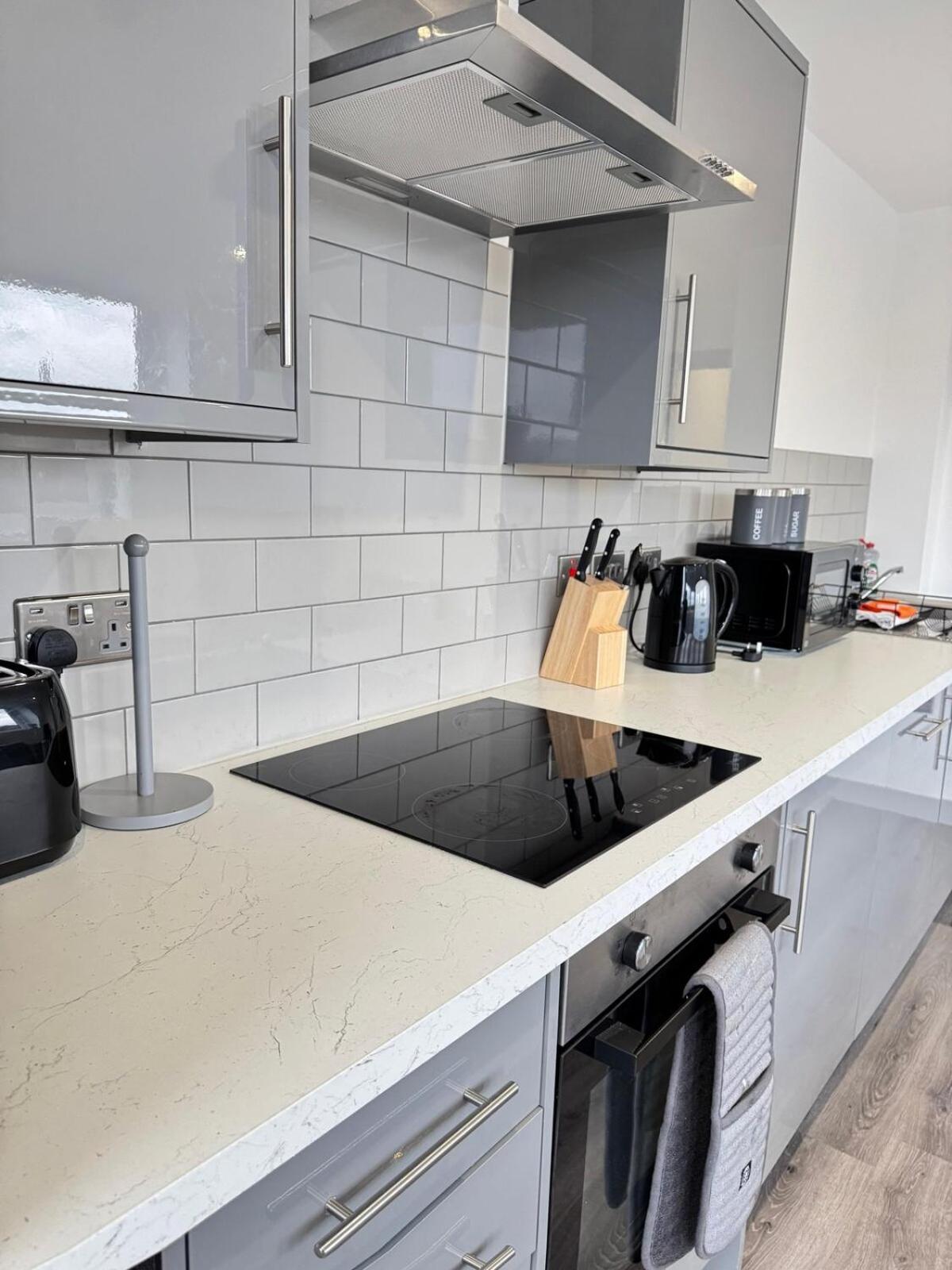 Fully Furnished 2-Bedroom With City View, Wifi And Free Parking By Brookland Stays Yeadon Extérieur photo